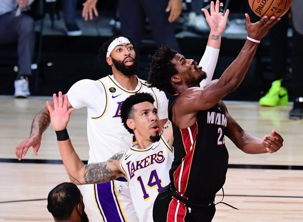 爱游戏tv-深圳队轻取上海队，浓眉哥关键制胜