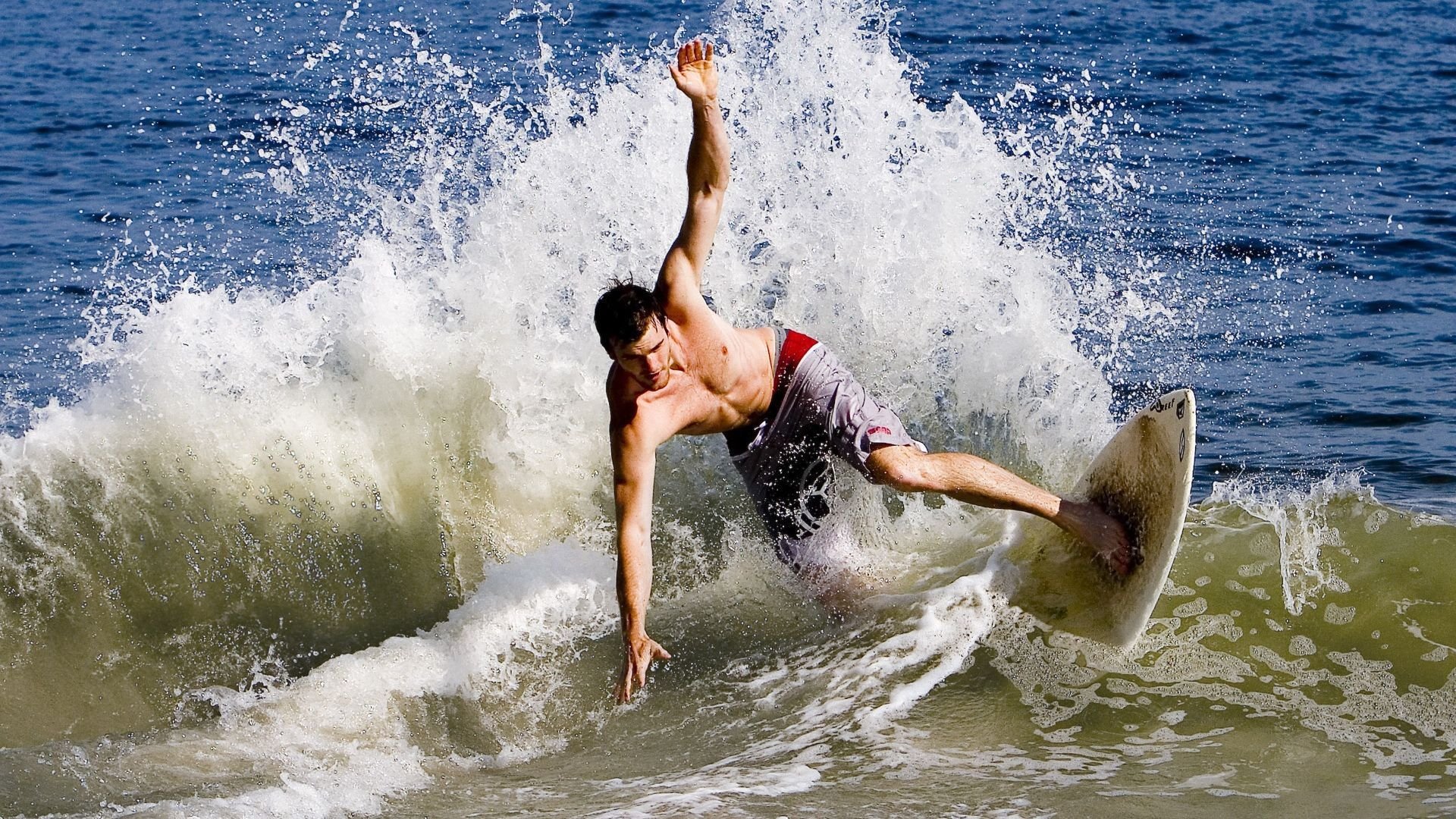 爱游戏APP-F1年度争冠之夜，贝恩发挥堪称完美